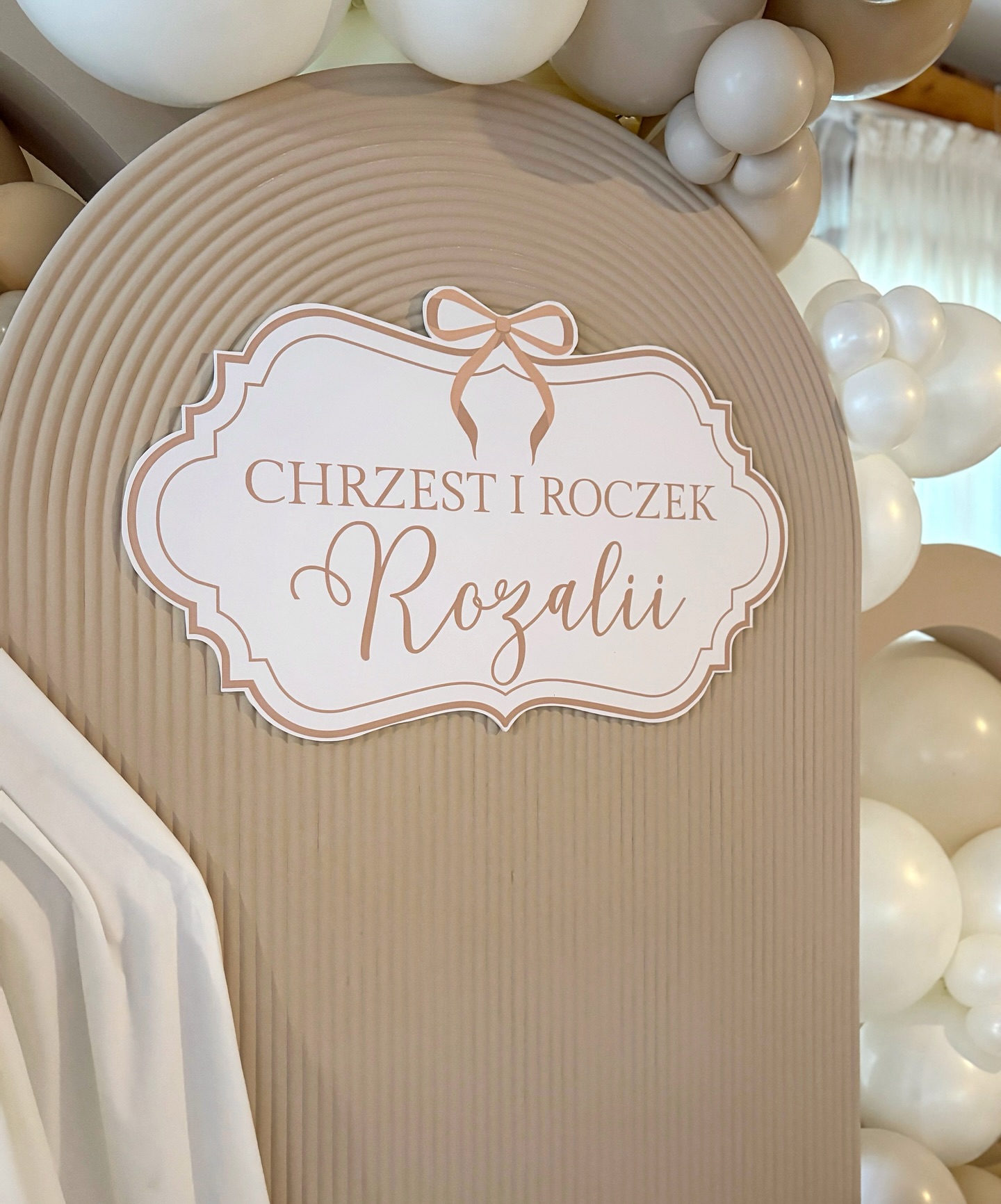 beżowe dekoracje na chrzest