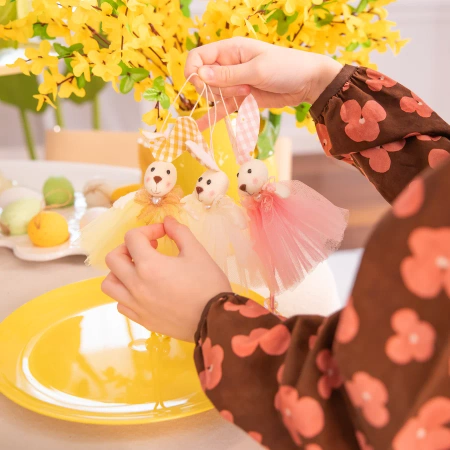 Dekoracje wielkanocne Zawieszki zajączki w kolorowych spódniczkach 1 szt.