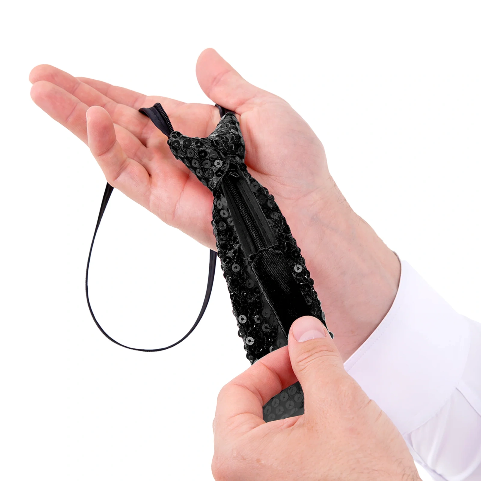 Czarny cekinowy krawat jako dodatek do stroju imprezowego