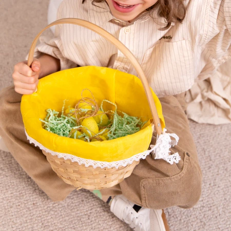 Koszyk wielkanocny wyłożony zółtą tkaniną