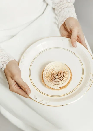 Talerzyki papierowe z ornamentem, biały, 23cm