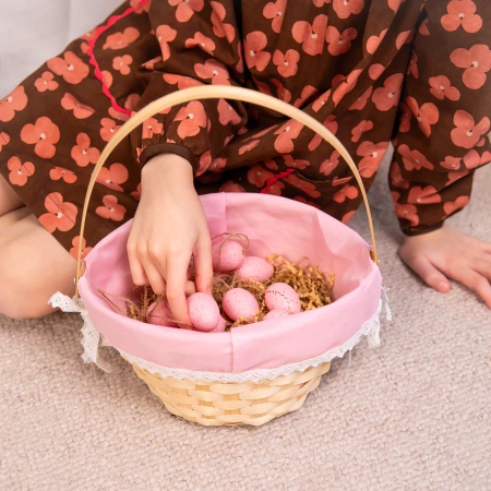 Koszyk wielkanocny wyłożony różową tkaniną