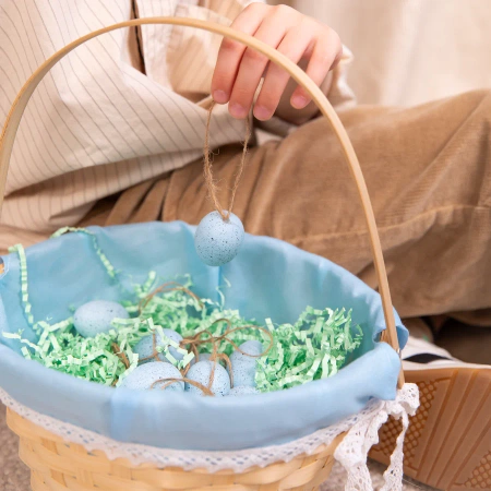 Koszyk wielkanocny wyłożony niebieską tkaniną