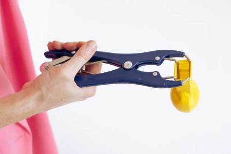 Przyrząd rozszerzający szyjkę balonów