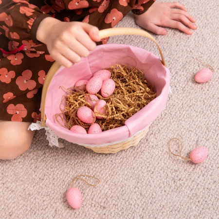 Koszyk wielkanocny wyłożony różową tkaniną