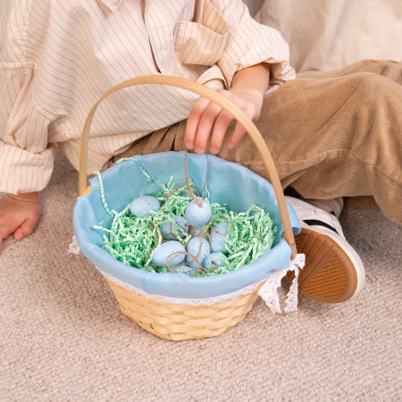 Koszyk wielkanocny wyłożony niebieską tkaniną