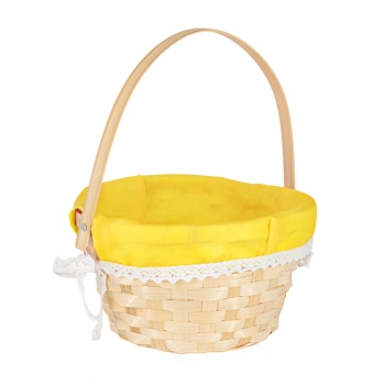 Koszyk wielkanocny wyłożony zółtą tkaniną