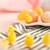 Dekoracje wielkanocne pudełko Kurczak 12 szt.