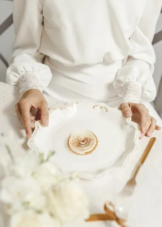 Talerzyki papierowe dekoracyjne z ornamentem, biały, 26cm