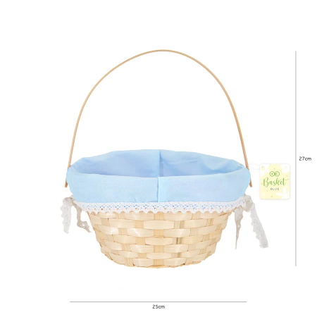Koszyk wielkanocny wyłożony niebieską tkaniną