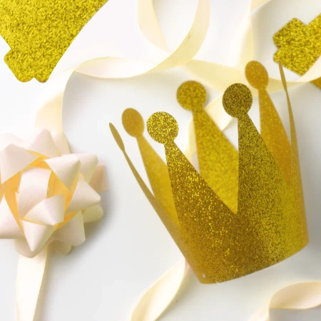 Korona plastikowa brokatowa złota 3 szt.