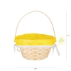 Koszyk wielkanocny wyłożony zółtą tkaniną