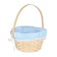 Koszyk wielkanocny wyłożony niebieską tkaniną